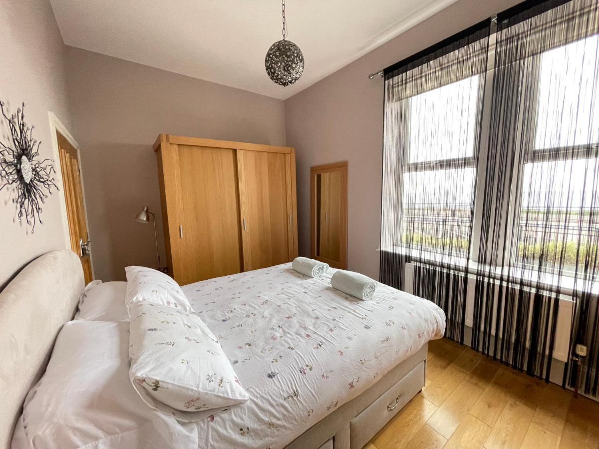 The Beach Front Apartment, Amazing Frontline Sea Views Тайнмут Екстериор снимка
